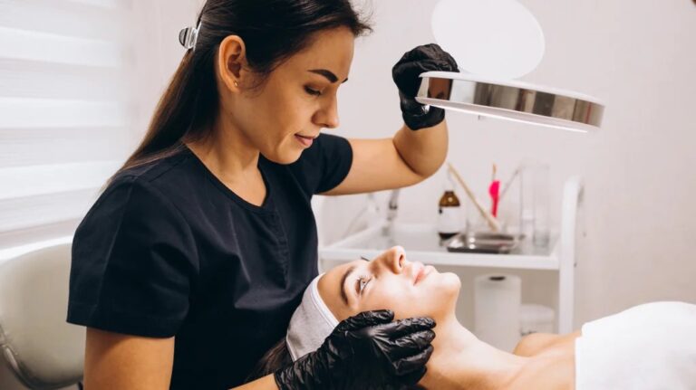 Soin hydratant visage OXYGENEO à Nice : esthéticienne examinant la peau du visage sous une lampe loupe